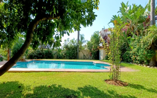 Excelente villa luminosa con jardín privado y piscina en Estepona