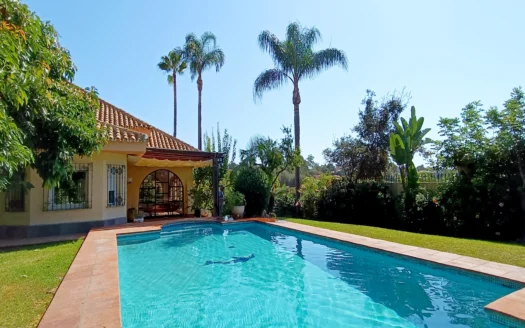 Excelente villa luminosa con jardín privado y piscina en Estepona