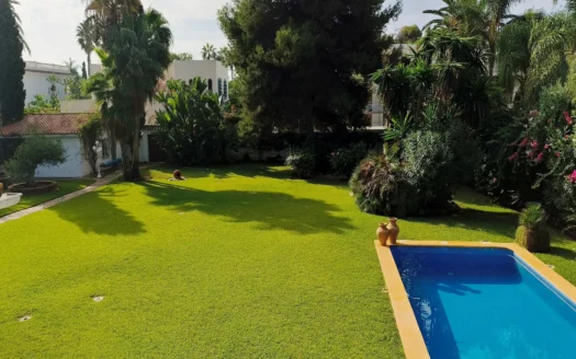 Villa con parcela segregable de 2160m² y pozo legalizado a 200 metros del mar
