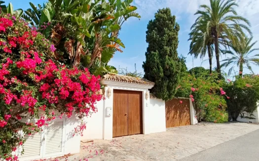 Villa con parcela segregable de 2160m² y pozo legalizado a 200 metros del mar